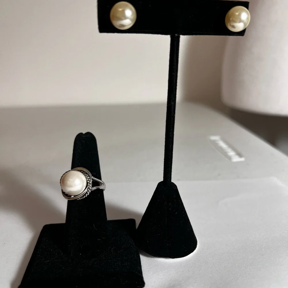 Pearl ring and earring set creamy luster in color not sure of the metal - Picture 5 of 9